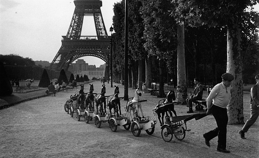 Robert Doisneau - La cavalerie du Champs de Mars 1969