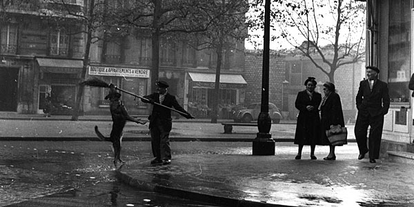 Robert Doisneau - Le chien du balayeur