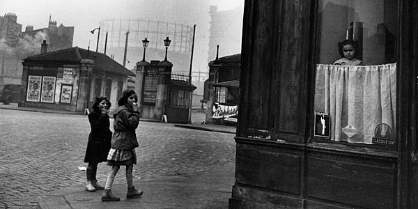 Robert Doisneau - Le nez au carreau